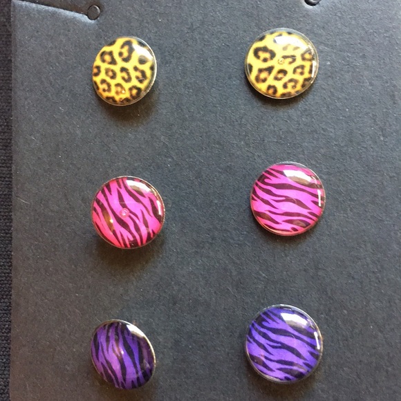 3 Pairs of Stud Earrings - Picture 6 of 7